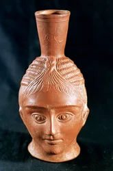 Vaso de cerâmica em forma de cabeça antropomórfica, El Aouja, Tunísia