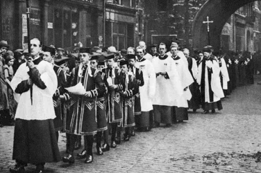 Chapel Royal choirboys em procissão, Clerkenwell, Londres, 1926-1927