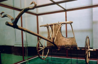 Carruagem da tumba de Tutankhamon, século 14 aC