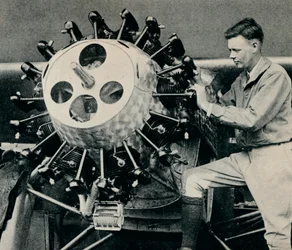 Charles Lindbergh verificando o motor de sua aeronave antes de seu vôo transatlântico, 1927 c1937
