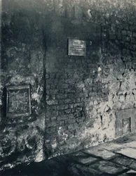 Charterhouse. Portal de comida e porta de uma cela de monges, no claustro, 1925