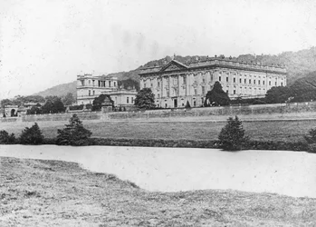 Chatsworth House do outro lado do rio Derwent, Derbyshire, final do século XIX ou início do século XX
