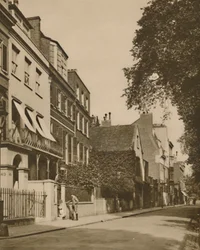 Cheyne Walk, uma estrada recatada com vista para o rio, é rica em memórias, c1935.
