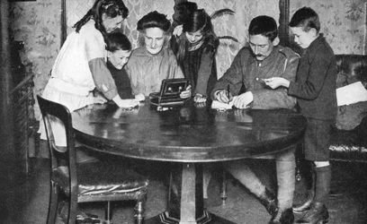 Crianças esvaziando suas caixas de dinheiro para investir em títulos de guerra, 1936