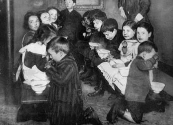 Crianças em uma cozinha comunitária, Londres, 1917 1936