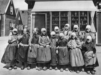 Crianças em traje nacional, Marken, Países Baixos, cerca de 1934