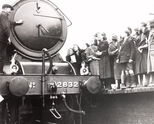 Crianças a olhar para uma locomotiva a vapor, 3 de Março de 1936