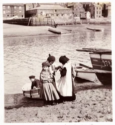 Crianças brincando à beira da água, Whitby Harbour, c 1905