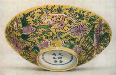 Tigela de porcelana chinesa pintada com esmalte. Período de Chia Ching, 1522-1566, 1928