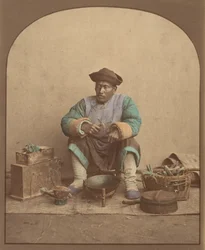 [Homem chinês sentado com ferramentas], década de 1870.