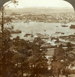 Christiania e seu movimentado porto, a noroeste do palácio real de Ekeberg, à direita, Noruega, c1905.