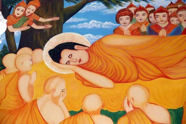 O templo budista Chua Tu Quang. Pinturas de Buda Reclinado. Após 45 anos de ensino do Darma, o Buda passou para o Parinirvana. Vung Tau. Vietnã.