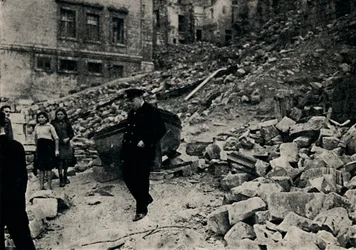Churchill visita Malta maltratada, 1943, 1945.