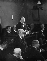 Churchill dando provas sobre o incidente de Sidney Street, 1911, 1945