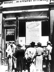 Cidadãos de Paris fora de um escritório de recrutamento de trabalho alemão, 1940-1944
