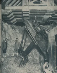 Arrancando o coração de uma montanha para um túnel na cidade de Colorado, c1935