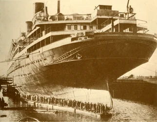 Limpando o casco do Majestic em Dry Dock, c1930.