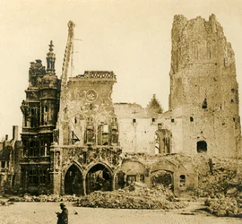 Torre do relógio e prefeitura, Arras, norte da França, c1914-c1918