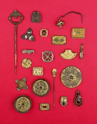 Colecção de jóias anglo-saxónicas e celtas, incluindo suportes em bronze dourado, pires e broches cruciformes e um pingente Merovingian, desde o século I até ao século VII d.C. (bronze)