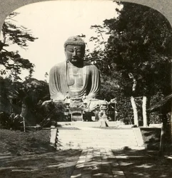 Estátua colossal de Buda, reverenciada pelos japoneses, em um templo silvestre, Kamakura, Japão, c1900.
