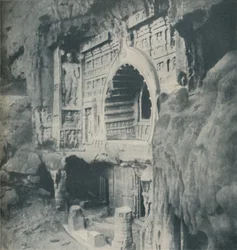 Colunas e arquitrave cinzeladas da rocha com habilidade maravilhosa, c1935