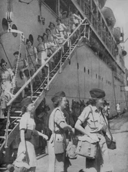 Chegando em terra em Singapura, 1945