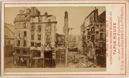 Commune de Paris (1871): abertura das lojas de departamento do Carpet Rouge, um cartão publicitário mostrando o edifício um ano antes, em ruínas durante a Commune. Impressão em cartolina Dim. 6,3x10 cm
