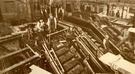Construção de escadas rolantes na Bank Station, Londres, c1930.