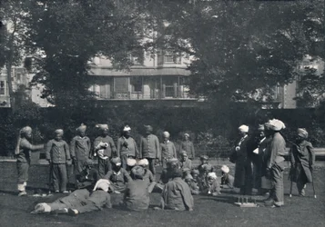 Soldados indianos convalescentes brincando de quoits nos gramados orientais, c1915, 1939