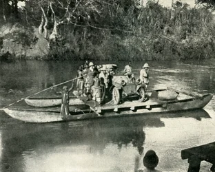 Transporte de Transporte Motor através do Rio Mbaka, África Oriental Alemã, 1919.
