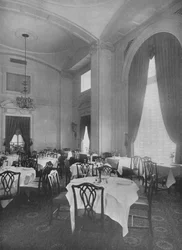 Canto da sala de jantar principal mostrando detalhes coloniais finos, Roosevelt Hotel, Nova York, 1924