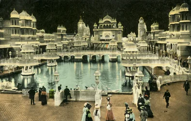 Pátio de Honra à noite, Exposição da Coroação, Londres, 1911.