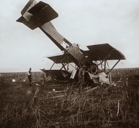 Avião caiu, Tracy-le-Val, norte da França, c1914-c1918