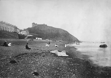 Criccieth - Vista da praia e do castelo, 1895