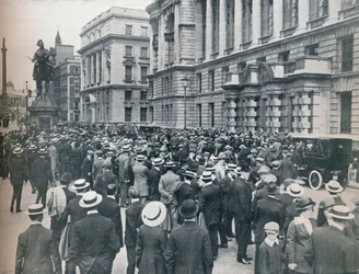 Multidão esperando do lado de fora do Departamento de Guerra na manhã anterior à guerra ser declarada, 1914