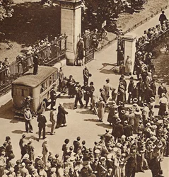 Multidão observa o homem preso sendo levado para a van da polícia, 1937