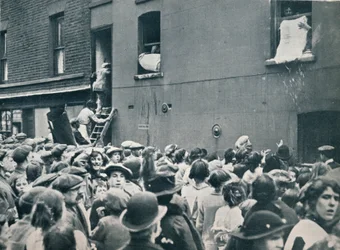 Multidão assistindo o saque de uma casa alemã em Poplar, c1914