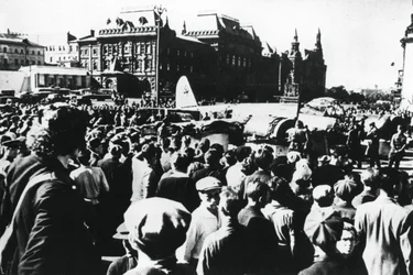 Multidões em torno de um bombardeiro alemão derrubado em exposição na Praça Sverdlov, Moscou, 1941