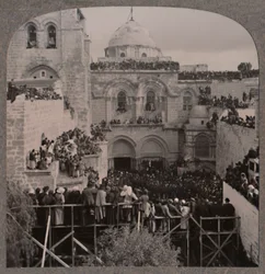 Multidões que preenchem todos os nichos da Igreja da Santa Sepultura, c1900