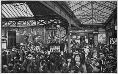 Multidões na estação de Waterloo, indo para as corridas de Ascot, Londres, c1900 1901