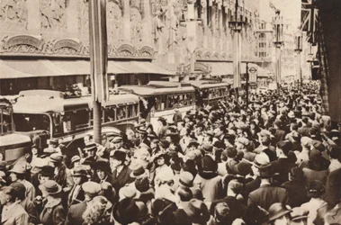 Multidões em Oxford Street durante o feriado que se seguiu à coroação do rei Jorge VI, 1937