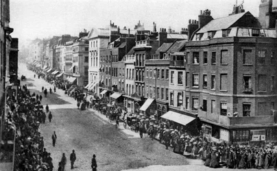 Multidões esperando a rainha na St Jamess Street, Londres, 1880s 1926-1927