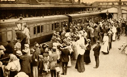 Multidões dispensando tropas que partem para lutar no Primeiro Mundo, Guerra, Grã-Bretanha, 1914, 1933.