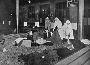 Alfândega da Gare du Nord, Paris, uma estação de socorro para refugiados franceses, 1914