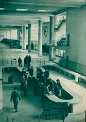 Oficiais da alfândega que examinam a bagagem de passageiros no aeroporto de Le Bourget, Paris, 1937