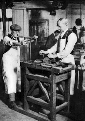 Cortando um cano de chave, Londres, 1926-1927