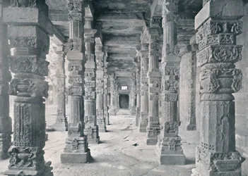 Délhi. Corredor dos pilares hindus na mesquita de Kutub, c1910.