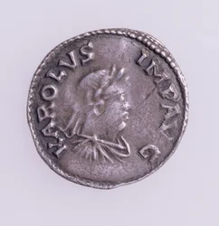 Denier de Carlos Magno (742-814) obverso mostrando um retrato de Carlos Magno, Quentovic Mint 768-814 (prata) (para o reverso ver: 110164)