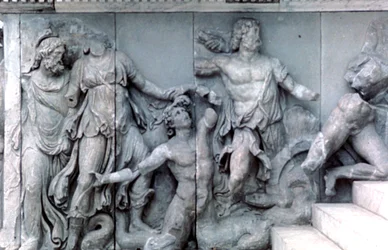 Detalhe do Grande Friso do Altar de Pérgamo, 180-159 aC