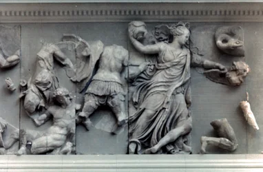 Detalhe do Grande Friso do Altar de Pérgamo, 180-159 aC
